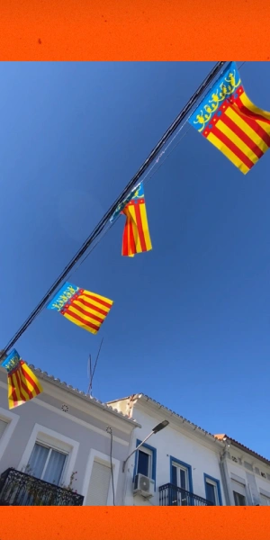 Banderas de Valencia en un balcón